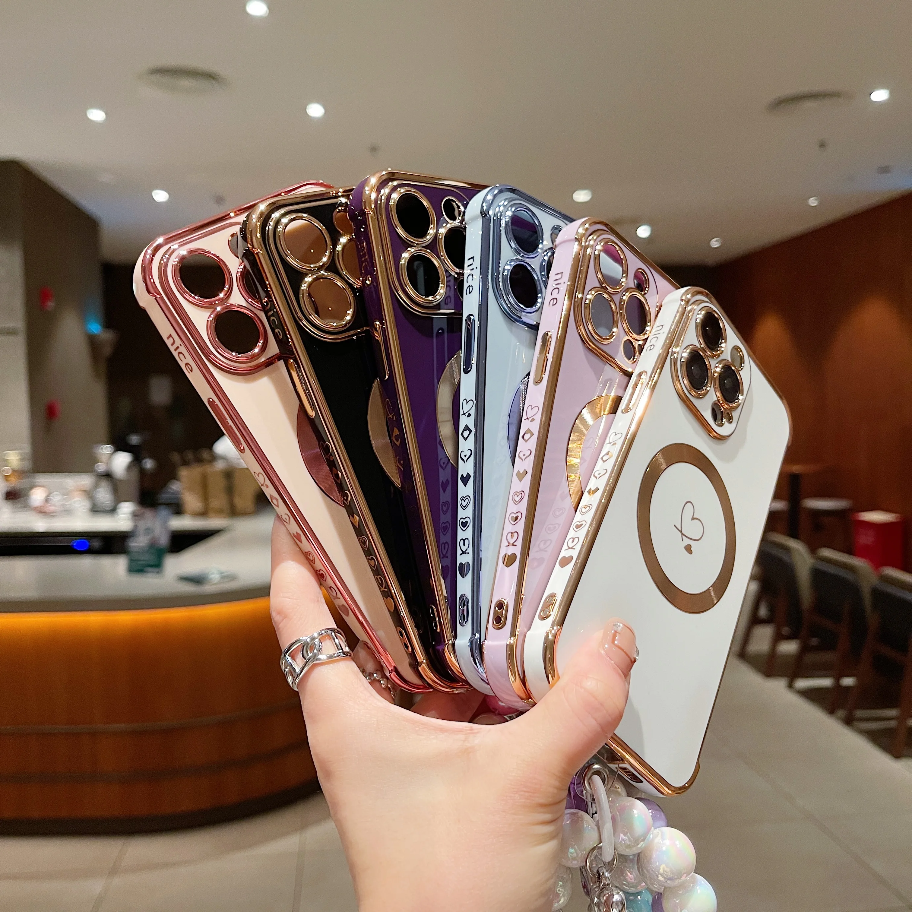 Lujosa funda magnética para teléfono móvil con cuerda colgante y cuentas láser en forma de corazón, adecuada para carga inalámbrica y protección a prueba de golpes