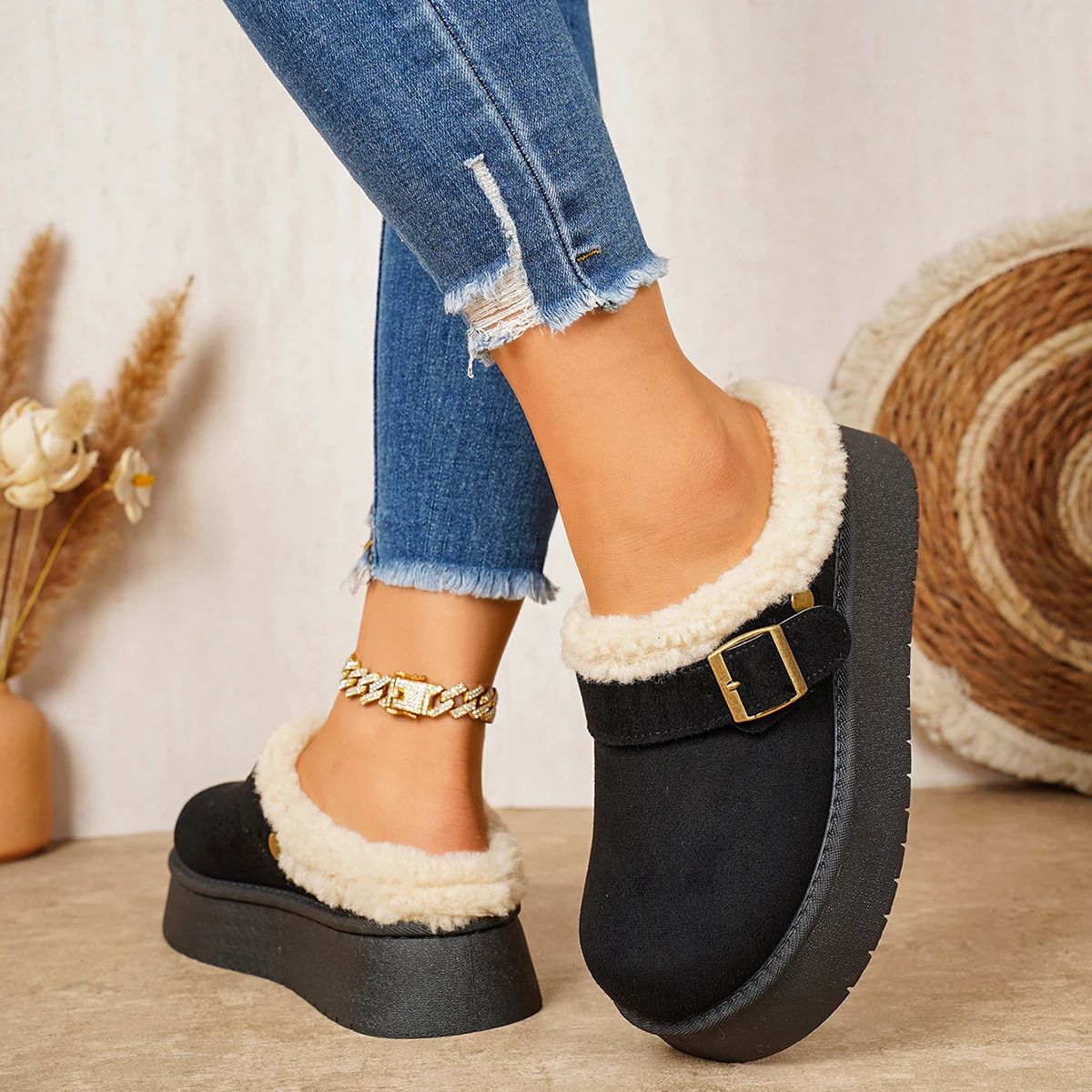 Damen rückenfreie Plateau-Mule-Schneestiefel mit Metallschnallen-Dekor, rutschfester Sohle, warme Winter-Slip-On-Clogs – Detail 6