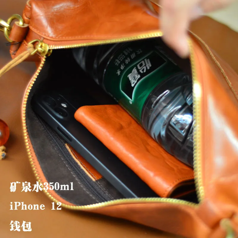 

AETOO Women's leather single shoulder crossbody bag Commuter retro casual sports bag Personality chest bag head layer cowhide ba