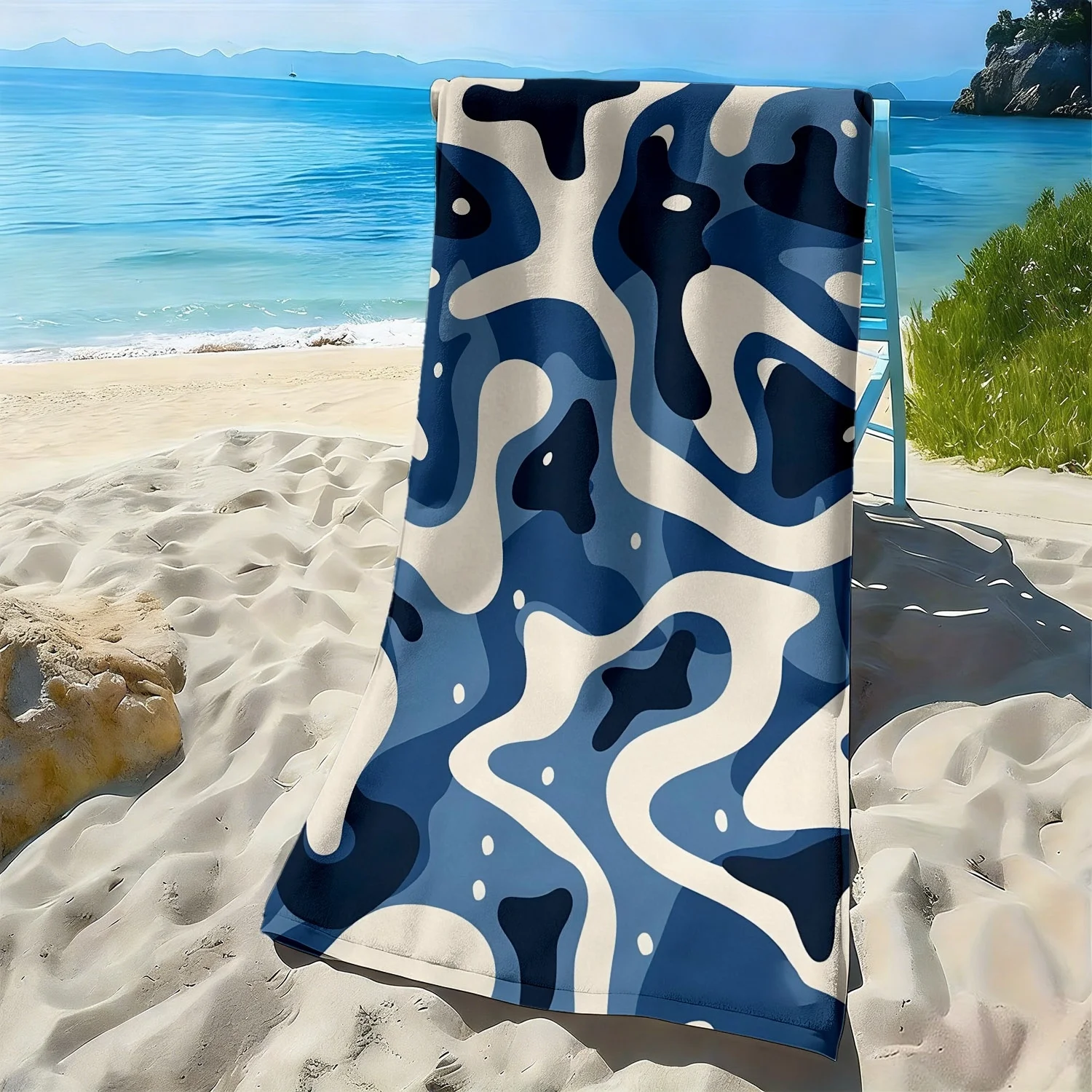 

Пляжное полотенце из полиэфирной микрофибры с камуфляжным сине-белым узором, высокой впитываемостью, подходит для плавания и пляжного отдыха.