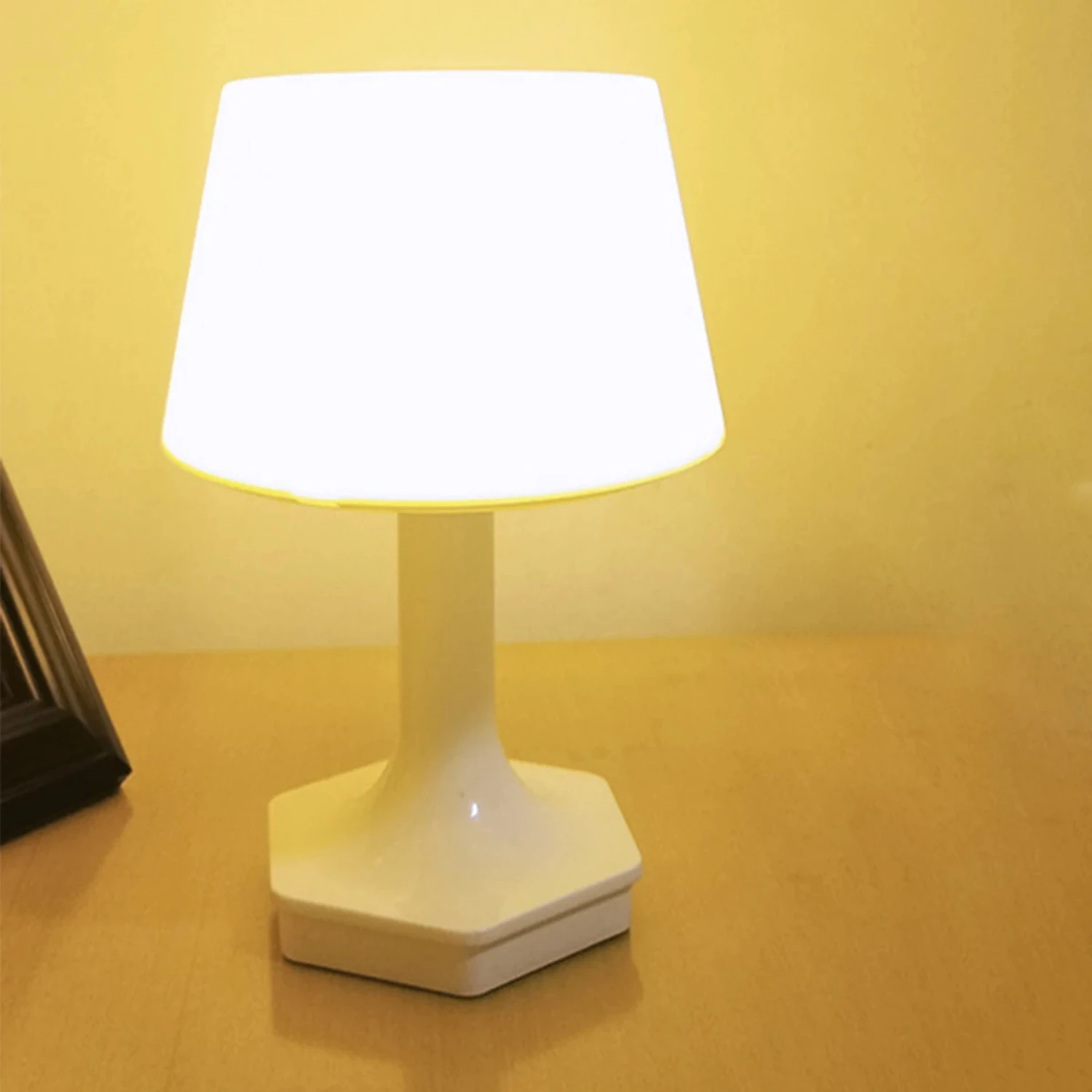 Nuova lampada da comodino ricaricabile USB Interruttore a 2 colori Lampada da tavolo a LED Protezione per gli occhi Lampada da lettura per camera da letto Decorazione Luce notturna