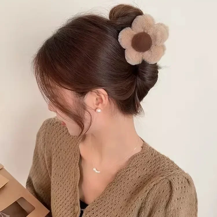 

Flower big plush hair claw shark clip Simple hair clip Crab hair clip for women Hair clip Autumn and winter hair accessories
