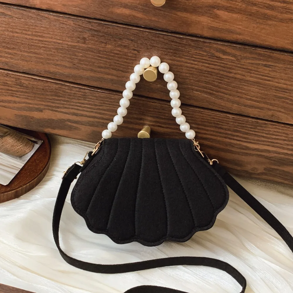 

Fashionable Pearl Handheld Women's Bag Shell Shaped Felt Shell Bag Solid Color Crossbody Bag for Girls Students