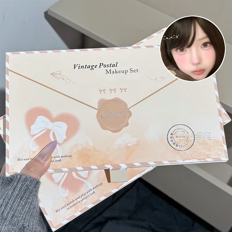 مجموعة مكياج QIBEST Retro Mail مكونة من 5 قطع من طين الشفاه غير اللامع، 1 أحمر خدود، 1 تسليط الضوء على وقلادة واحدة مجموعة مستحضرات تجميل متعددة الأغراض