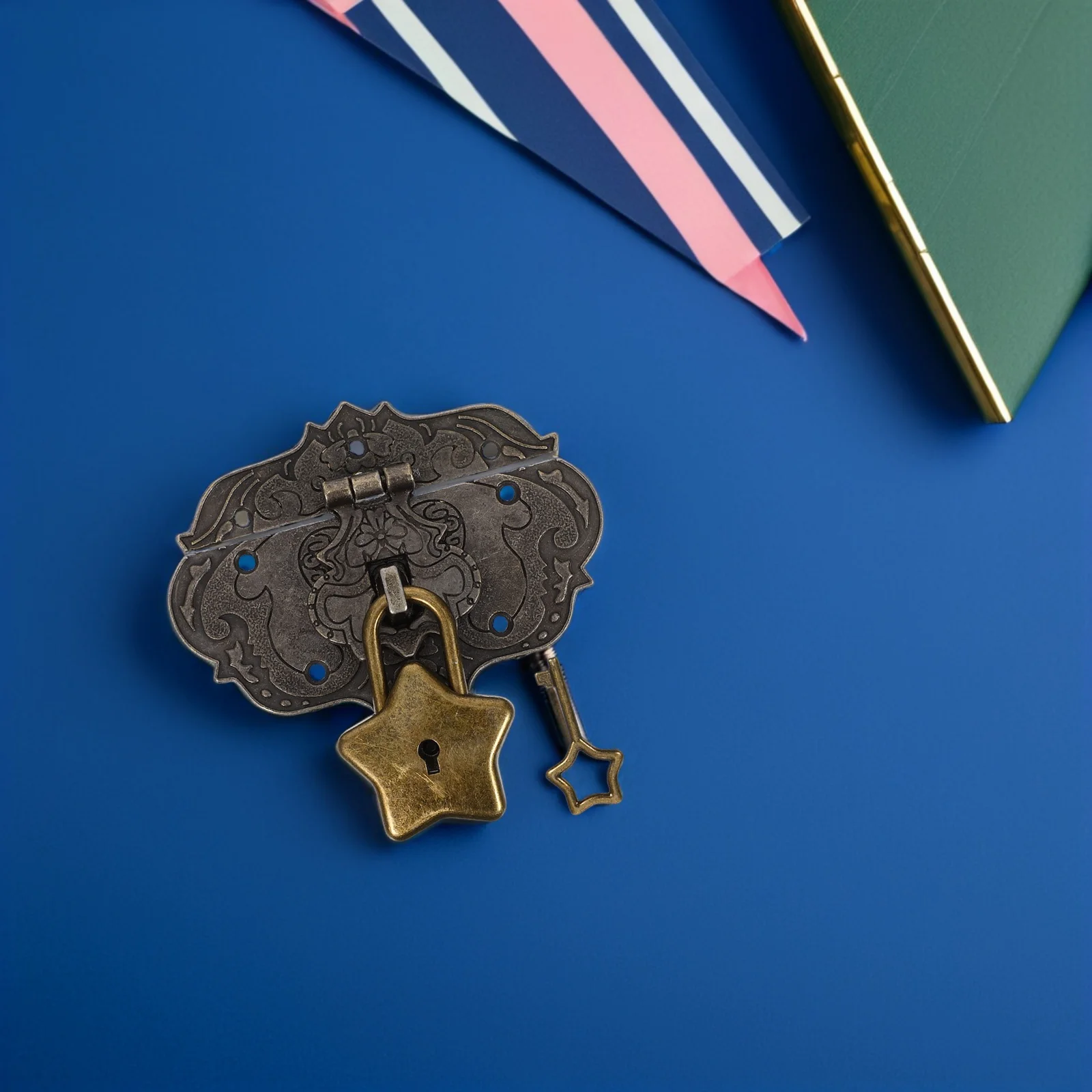 

Vintage Zinc Alloy Decorative Hasp Clasp Latch Shaped Padlock Jewelry Box Wooden Case Furniture Decoration Security