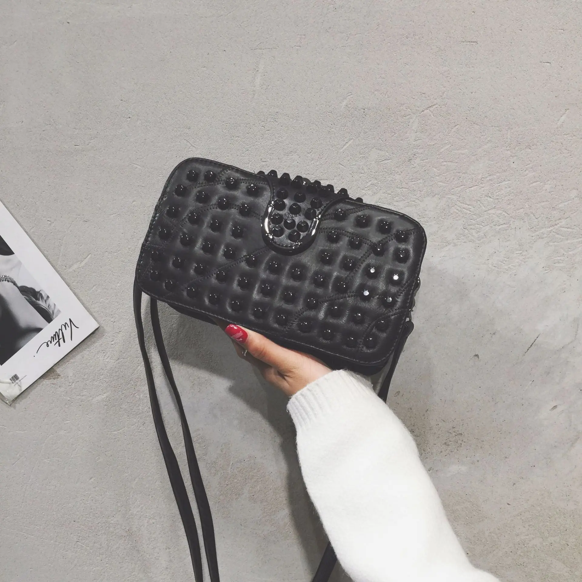 

Новая модная классическая женская сумка, рюкзак с заклепками, модная многослойная маленькая сумка большой вместимости, портативная косая сумка на одно плечо