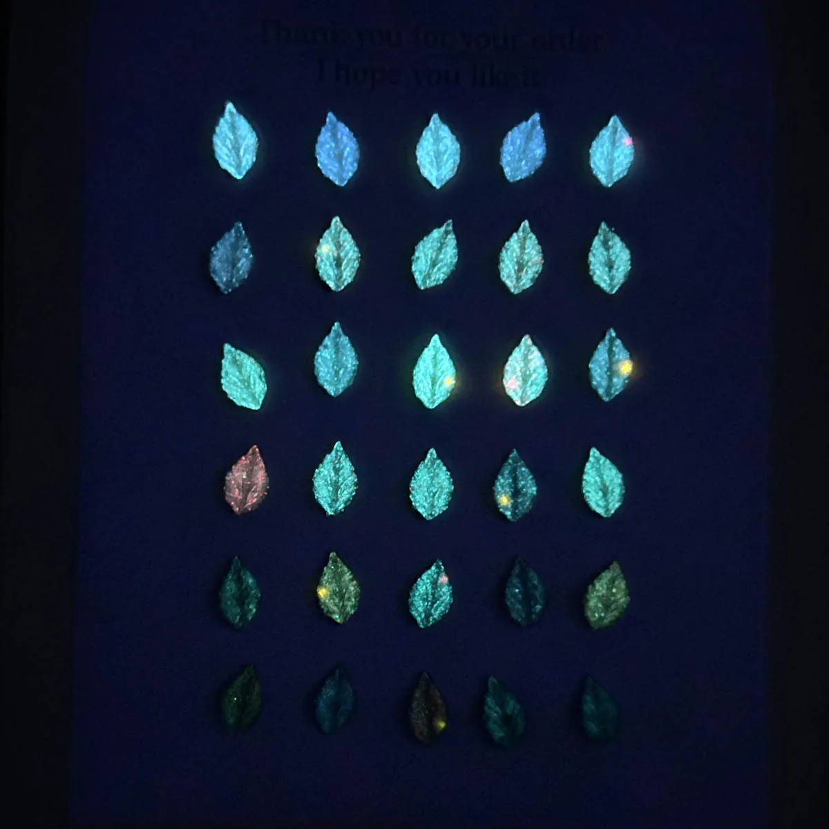 50PCS Solid Color Minimalist Leaf Resin Nail Art Charms 3D Luminous Mini Leaf Nail Decorations for DIY Phone Case Nails Supplies