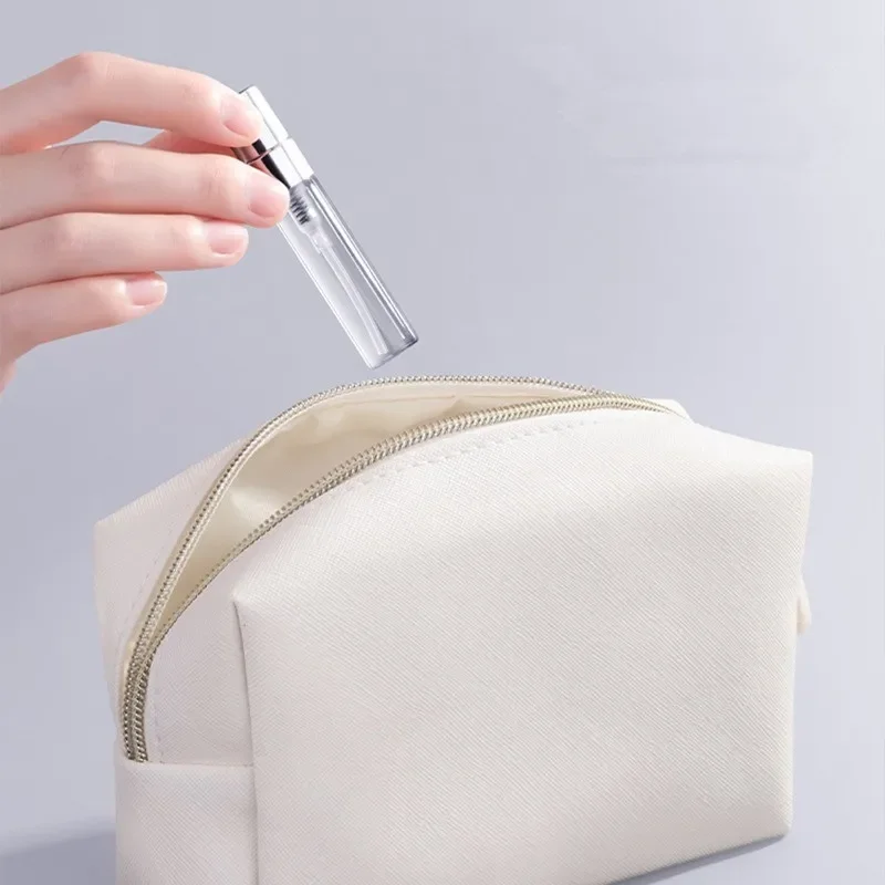 زجاجات عطر من الزجاج الشفاف ، زجاجة بخاخ بمضخة قابلة لإعادة الملء ، قوارير بخاخ عطر فارغة شفافة ، 5 من من 50 في اللوت