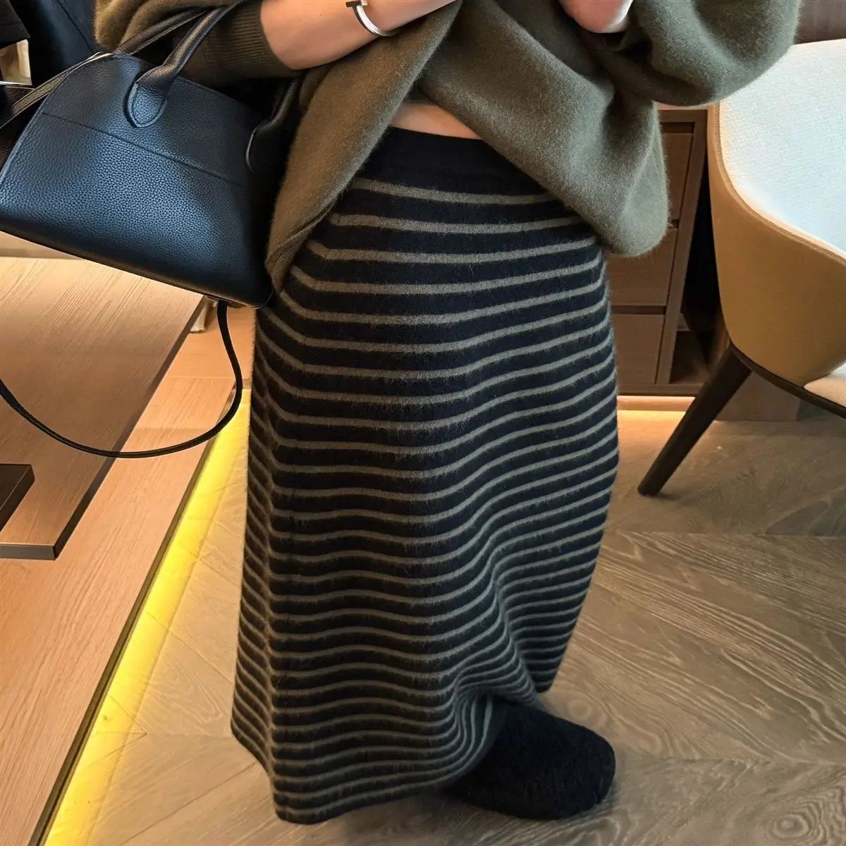 

Gagarich контрастная полосатая вязаная полуюбка женская европейская зимняя одежда 2026, новая женская сумка в европейском стиле, трендовая юбка на бедрах