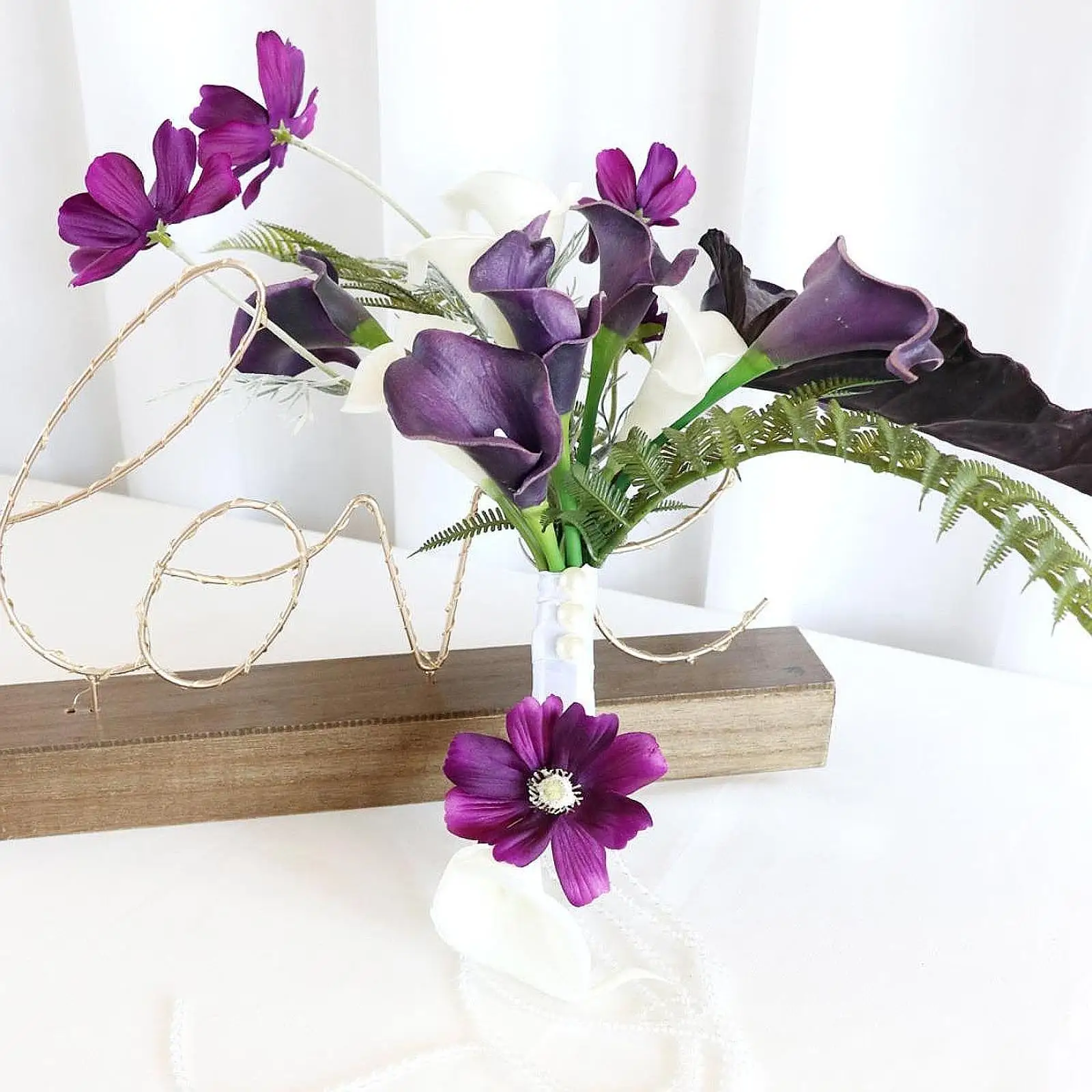 

Wedding Bouquet for Bride Decorative Bride Holding Flowers for Party Ceremony Valentine's Day Graduation Wedding Centerpieces