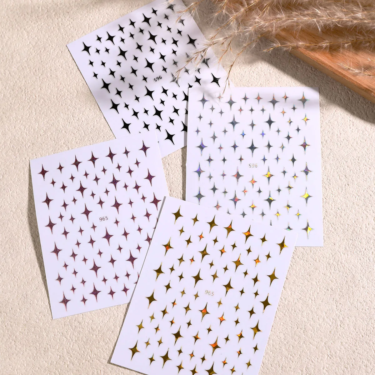 5 szt. Naklejek na paznokcie w kształcie gwiazd, wielokolorowe naklejki samoprzylepne w kształcie czteropunktowej gwiazdy, holograficzne złote, srebrne, czarne, białe ozdoby do paznokci