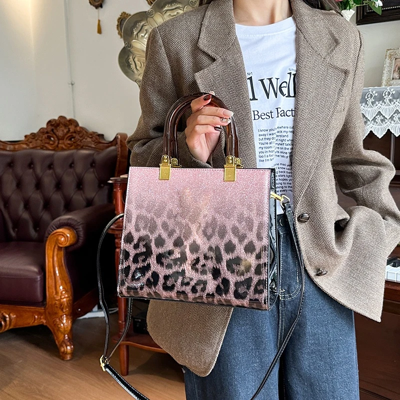 

Современная женская сумка-хобо из мягкой искусственной кожи с вместительным дизайном, идеально подходящая для ежедневного использования, путешествий и приключений на выходные