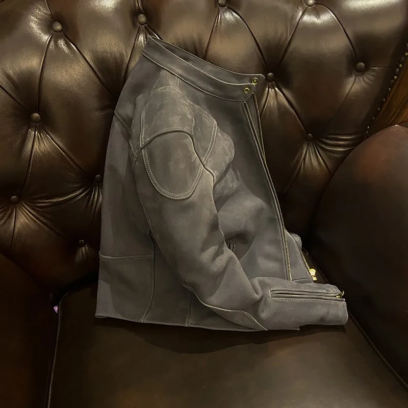 Este couro de motocicleta curto apresenta uma camada superior com acabamento fosco, apresentando e estiloso