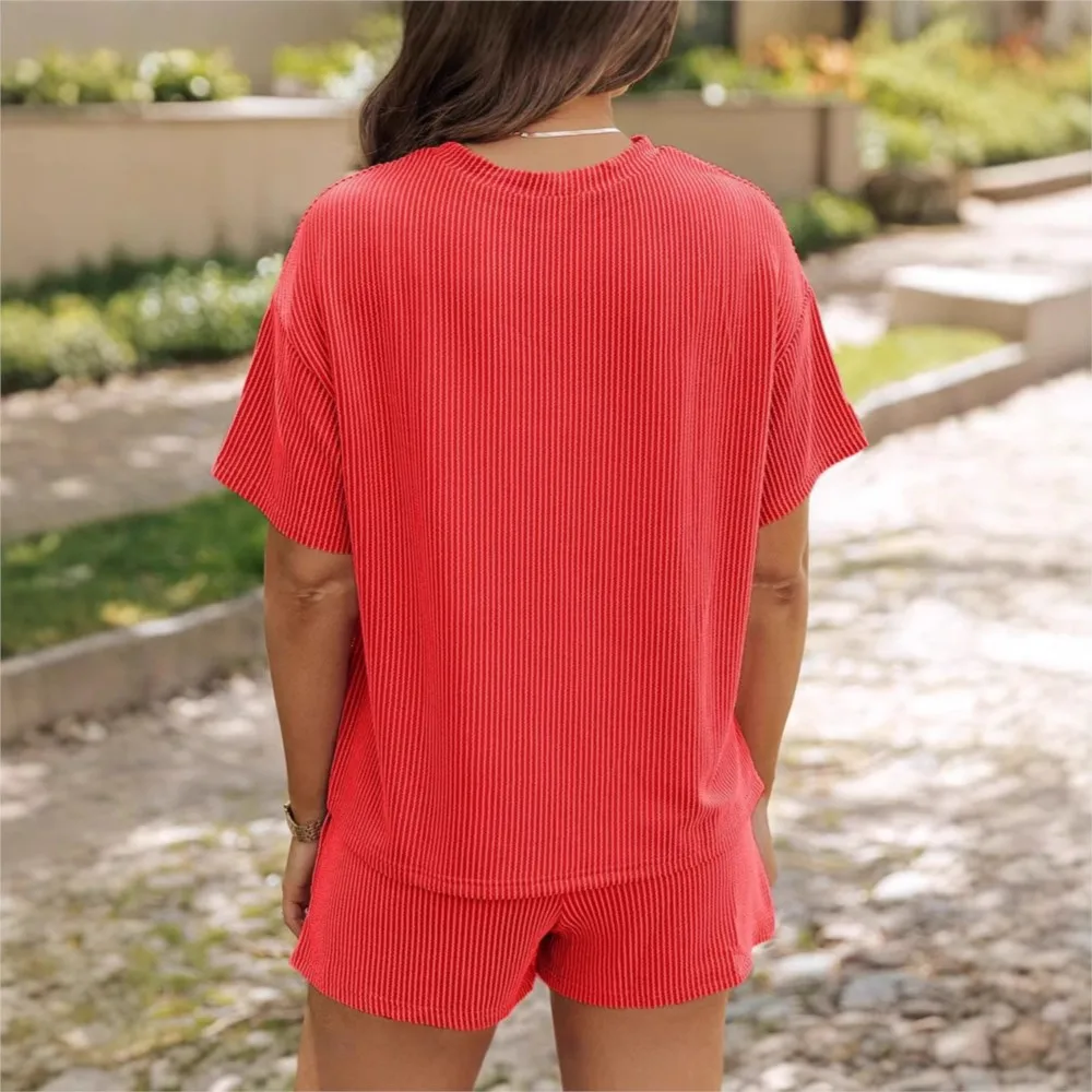 تي شيرت عصري مطبوع بأكمام قصيرة طقم مكون من قطعتين للصيف شورت جيب رياضي فضفاض غير رسمي طقم مكون من قطعتين 2025