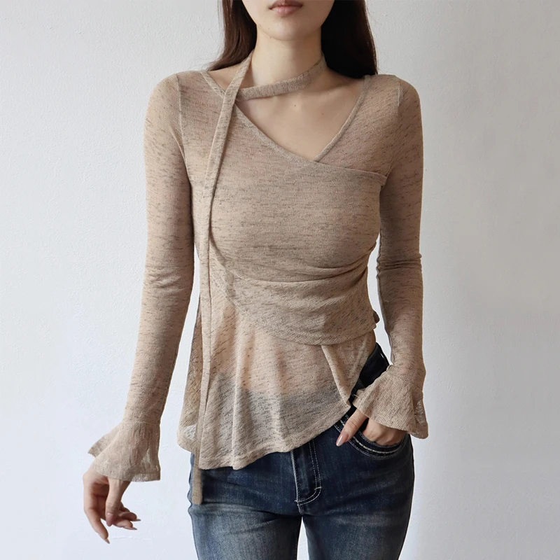 

Женский топ с V-образным вырезом и расклешенными рукавами с запахом и асимметричным подолом