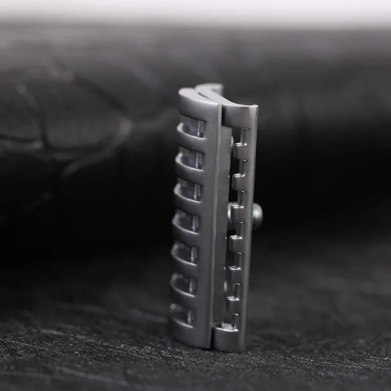 YAQI Kepala Pisau Cukur Keselamatan Pria KNIGHT-HELMET Dewasa untuk Alat Cukur Portabel Kepala Pisau Cukur Pria Minimalis Warna Krom Kualitas Tinggi