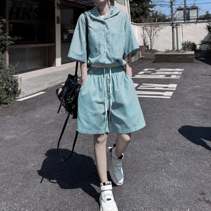 

HKSH 2025 Spring Summer New Men Tide Chic Shorts Set Loose Hooded Striped Hooded Shirt Casual Capris Sets Streetwear Ins HK4860