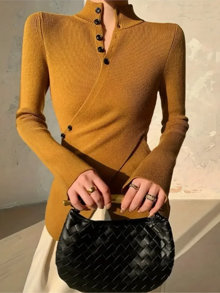 قميص نسائي محبوك ذو مظهر جديد للتخسيس بلون سادة وياقة واقفة وزر متقاطع غير متماثل