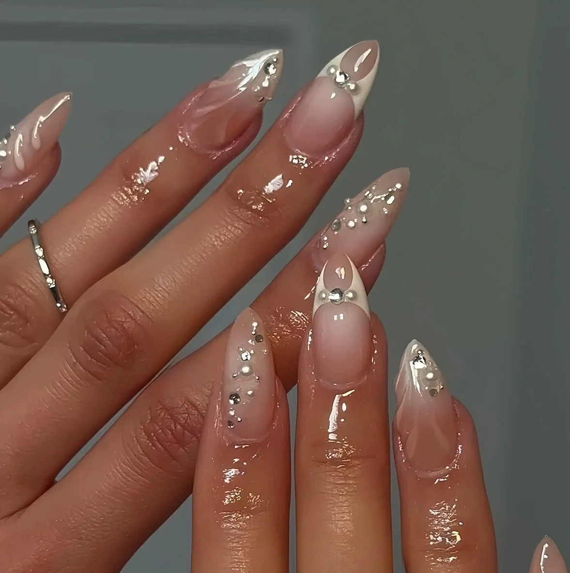 24 Stück Flash Diamond Fake Nails Mandel Falsche Nägel Glitzer Perle Press on Nails Weiß Pure Nail Golden Line Nail Art Cat Eye Nail
