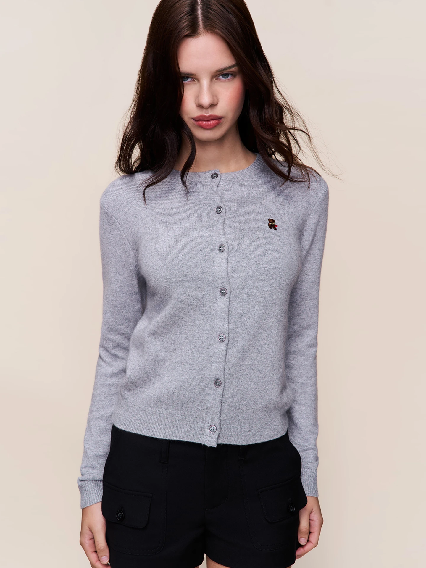 

Guizio grey bear embroidery knitted cardigan sweater, slim-fit, simple and basic, suitable for layering.
