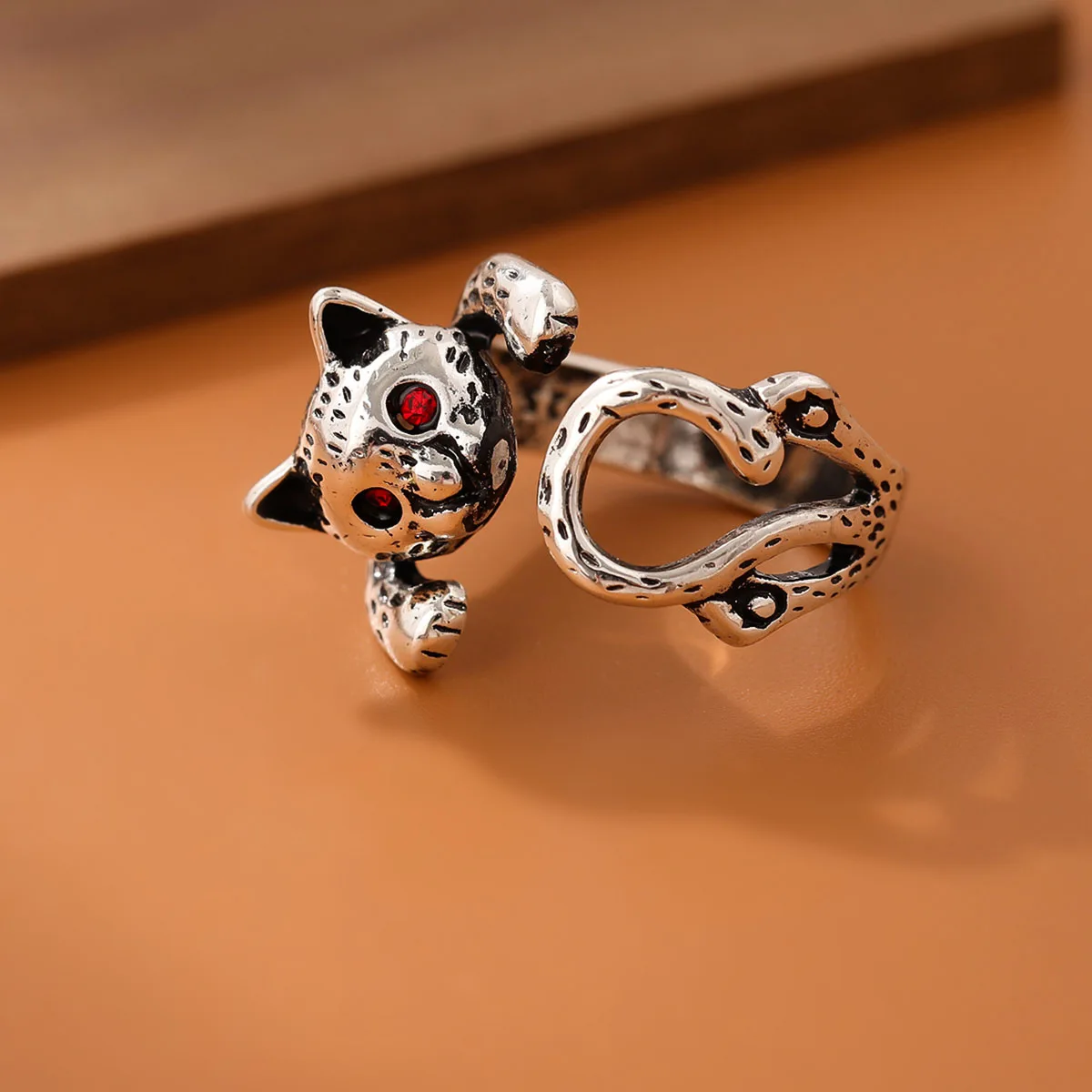 New Creative Personality Lucky Cat 925 Sterling Silver Retro Jewelry Ethnic Style Red Eye Crystal Opening Rings R280