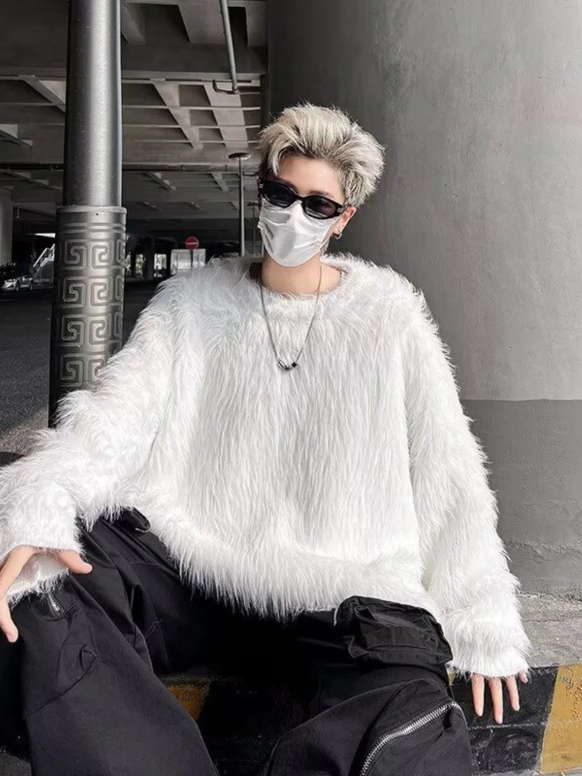 

Белый мужской вязаный свитер Camere: осенне-зимняя коллекция, мягкий, уютный, с круглым вырезом, повседневный, свободный крой, комфортный.