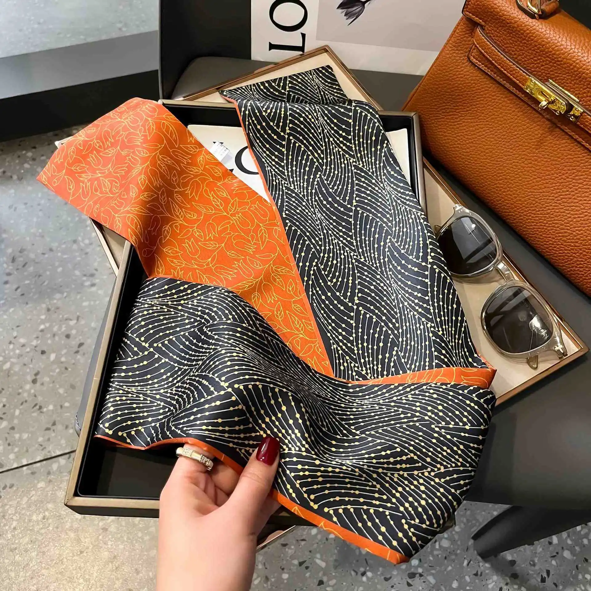Luxuriöser Seidenschal mit Blumenmuster für Damen – Modischer schmaler Seidenschal, Taschenband, Damen-Stirnband, Kopftuch – Detail 3