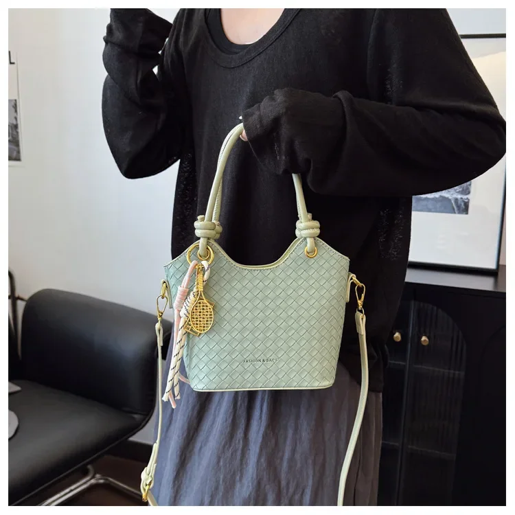 

2025 New! Women's Retro Woven Handbag – Niche Sophisticated Shoulder/Crossbody Bag with Detachable Charm