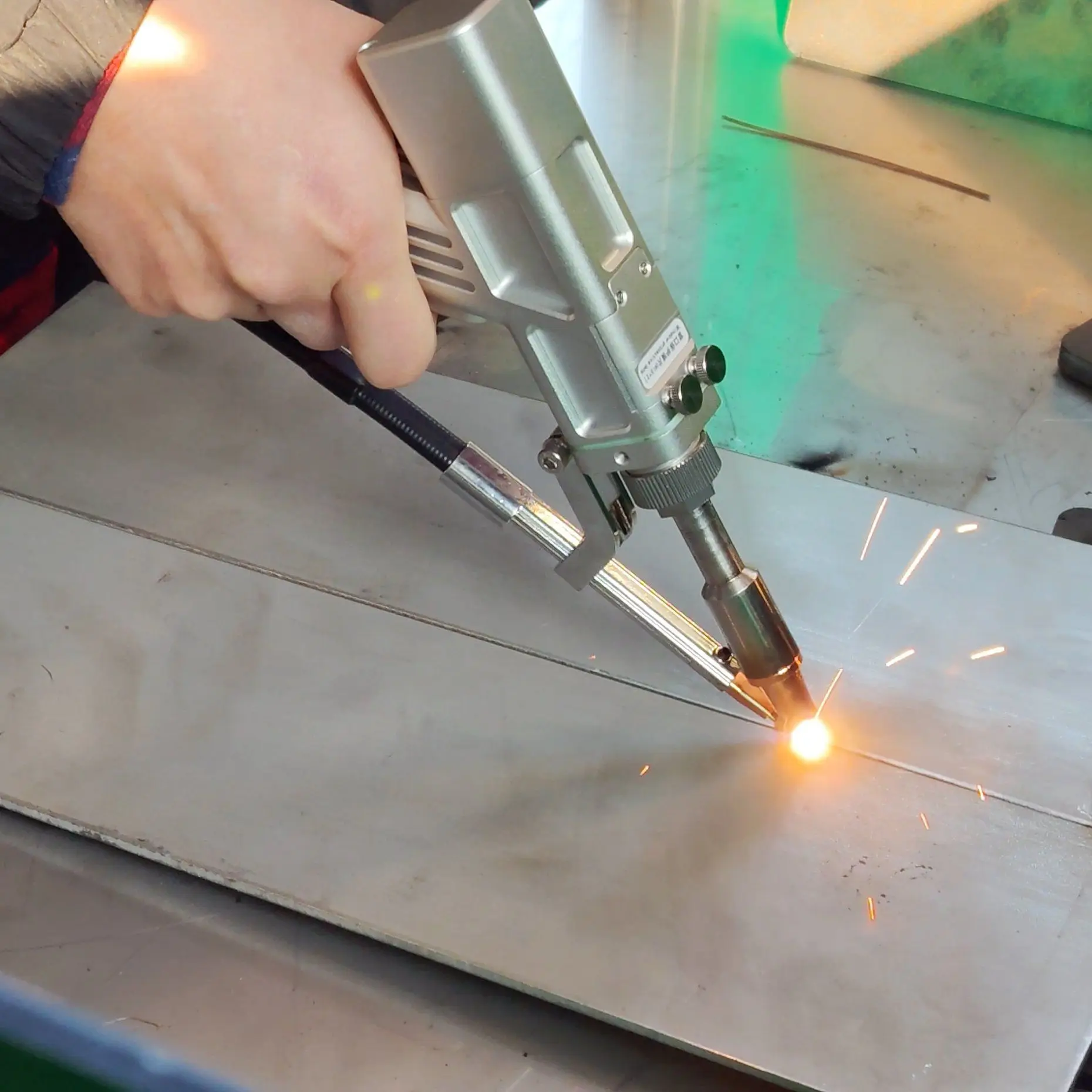 

Ручной волоконный лазерный сварочный аппарат Freee Wire Fender для металла