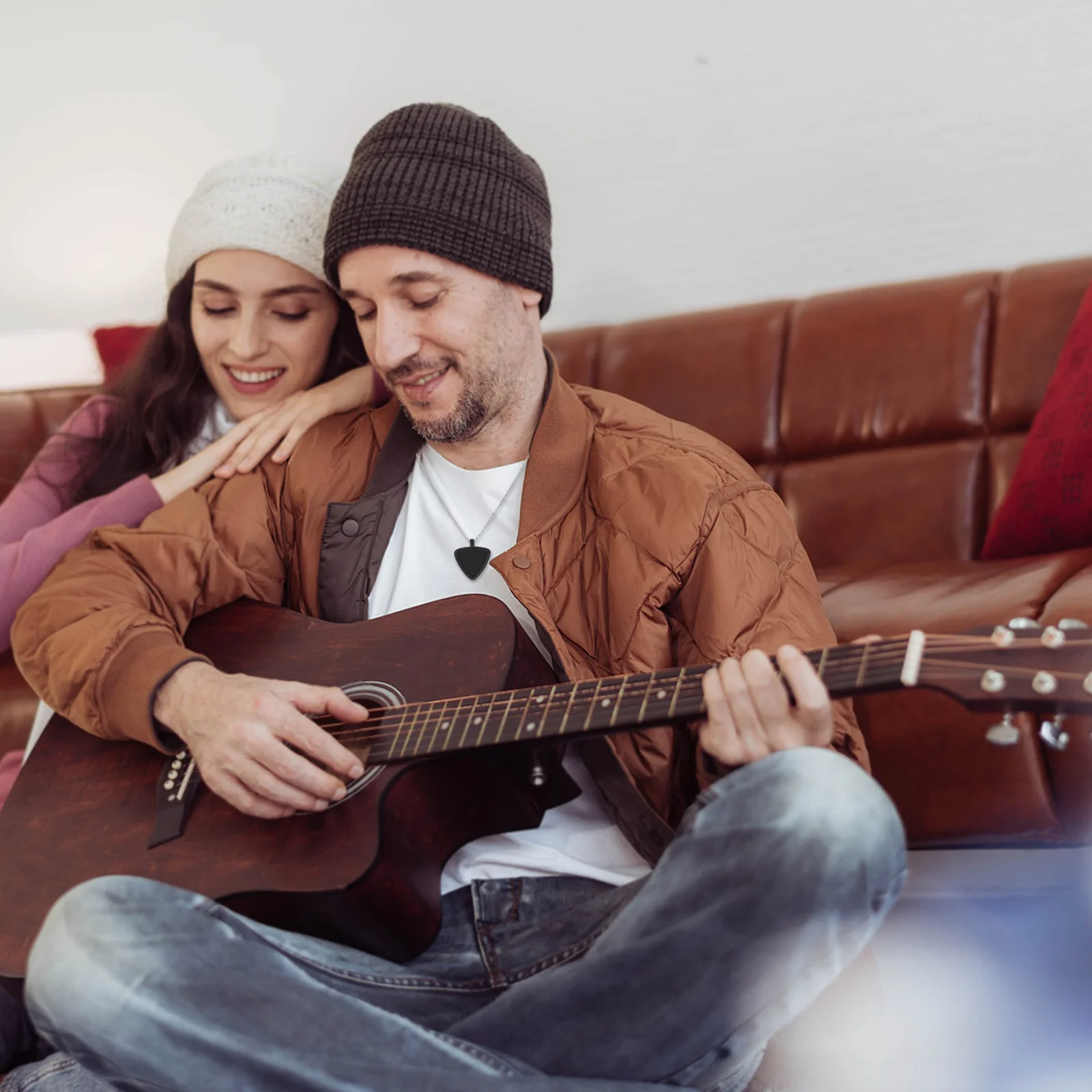 

Heart-Shaped Silicone Guitar Pick Holder Necklace Double-Storage Case Portable Handsfree Music Pendant Guitar Pick Holder Chain