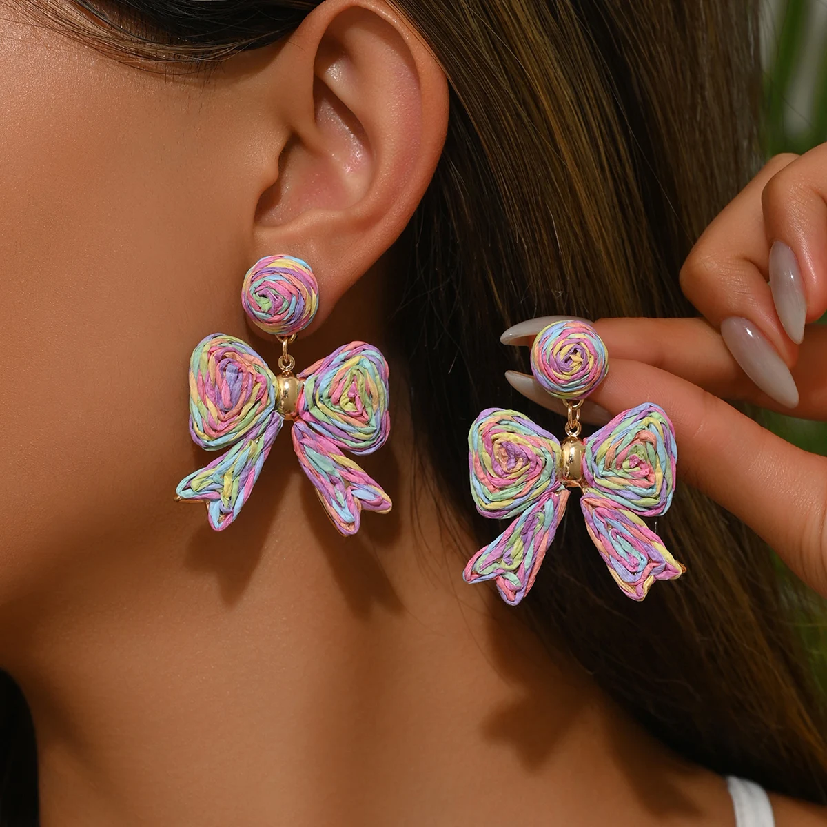 Pendientes de lazo de rafia hechos a mano, estilo bohemio, perfectos para que las mujeres los usen en vacaciones o para cualquier ocasión. También crean una maravilla