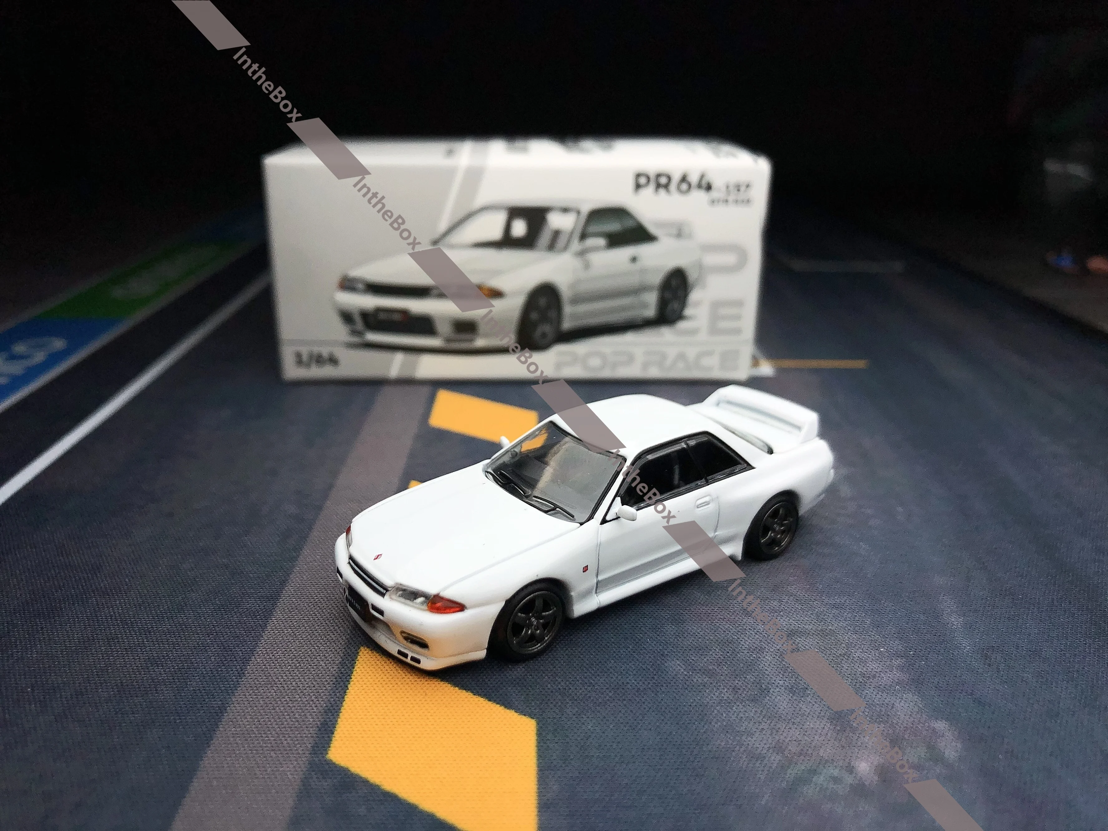 

Poprace 1/64 GTR R32 White Diecast Model Car Collection Limited Edition