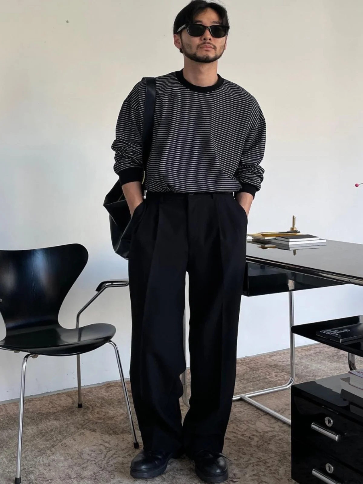 

Свободная базовая футболка в черно-белую полоску в корейском стиле, синяя, универсальная, молодежная, модная.