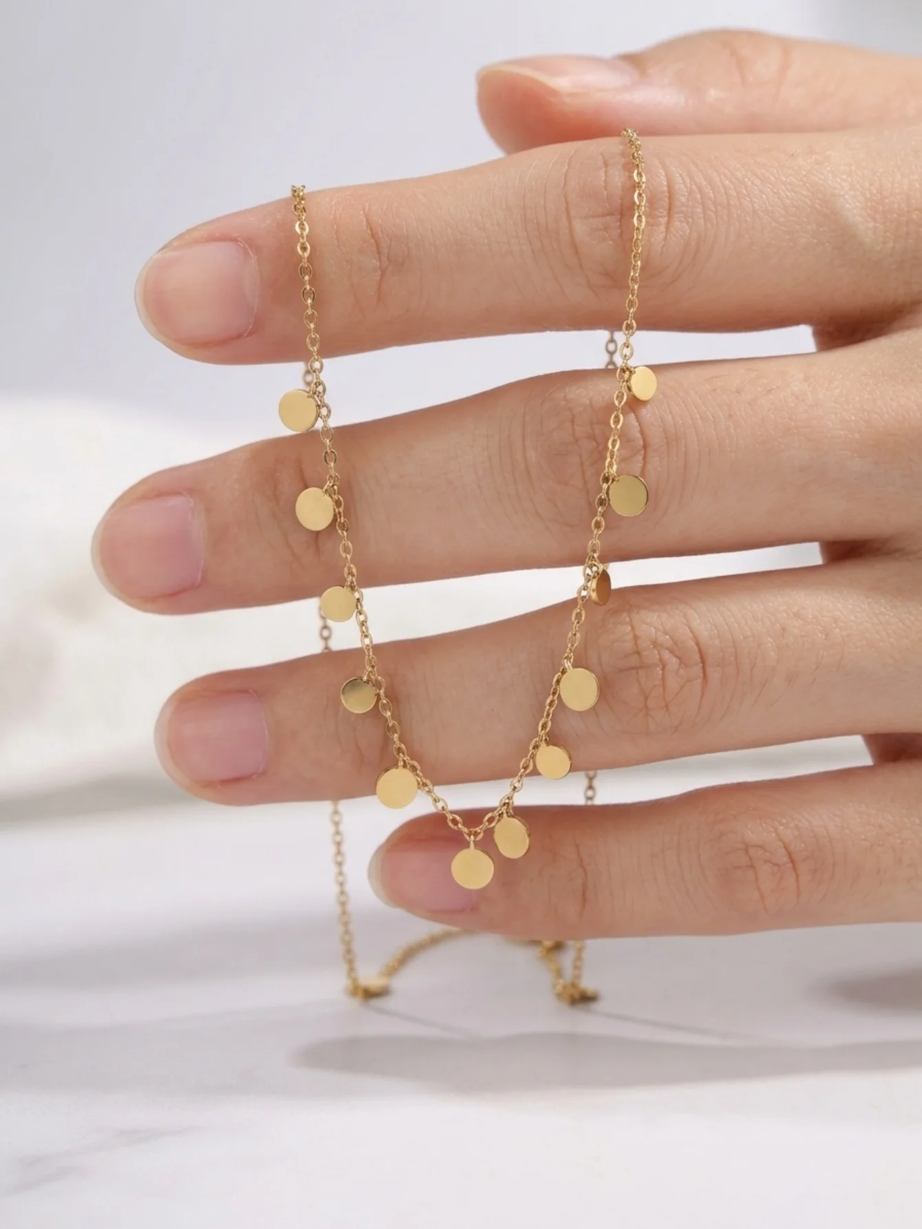 1 Piece of Stainless Steel 18K Gold-Plated Staggered Round Disc Tassel O-Shaped Necklace, Light Luxury Shiny Small Round Pendant Clavicle Chain, Suitable for Women's Daily Commute, Dating, Banquets, Parties, Workplace / Stackable for Multiple Wearing Occasions