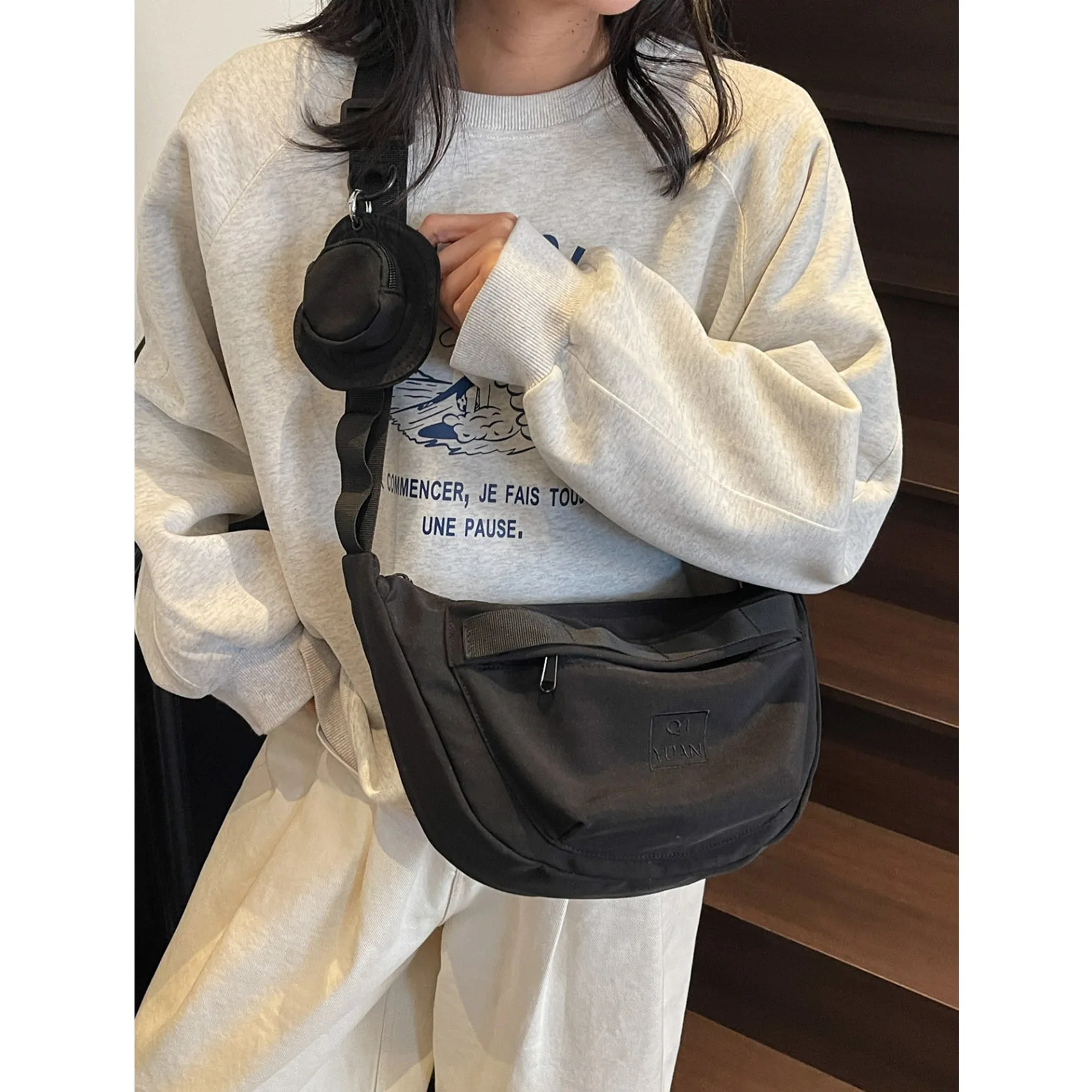 

2025 New Women's Simple Fashion Crossbody Bag Large Capacity Commuter Bag Single Shoulder Sports Versatile Dumpling Bag