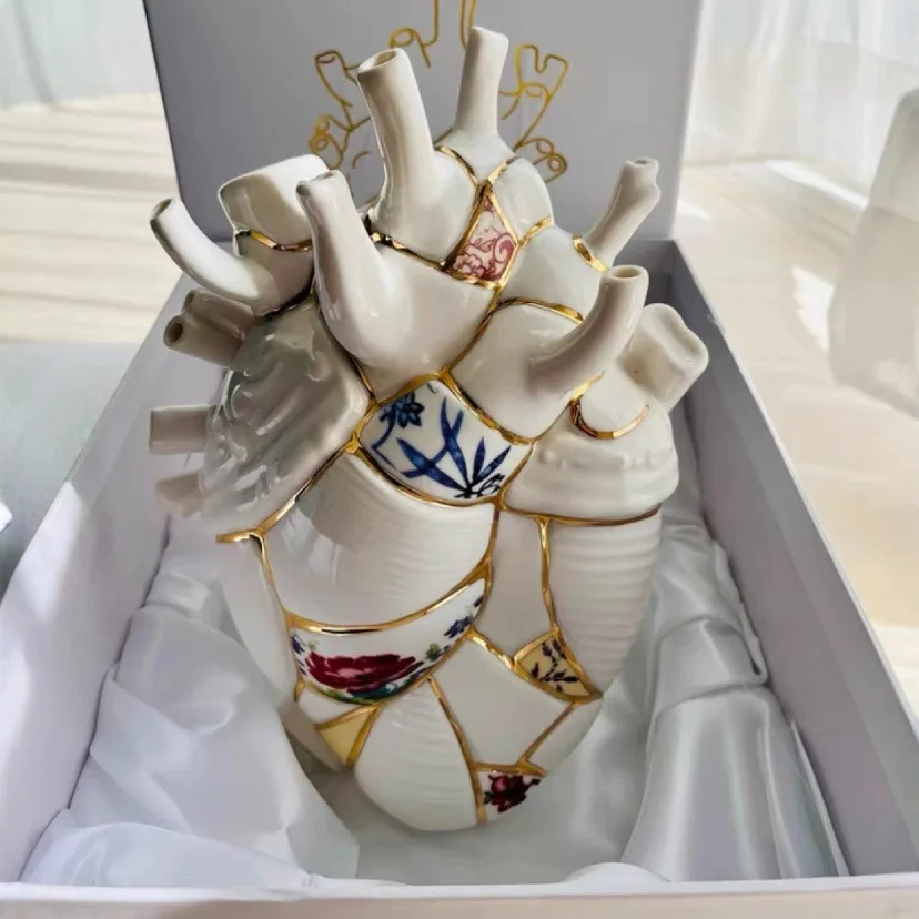 

Vintage Heart-moving vase ceramic heart vase desktop decoration ornament Valentine's day gift box Desktop Decorative Ornament