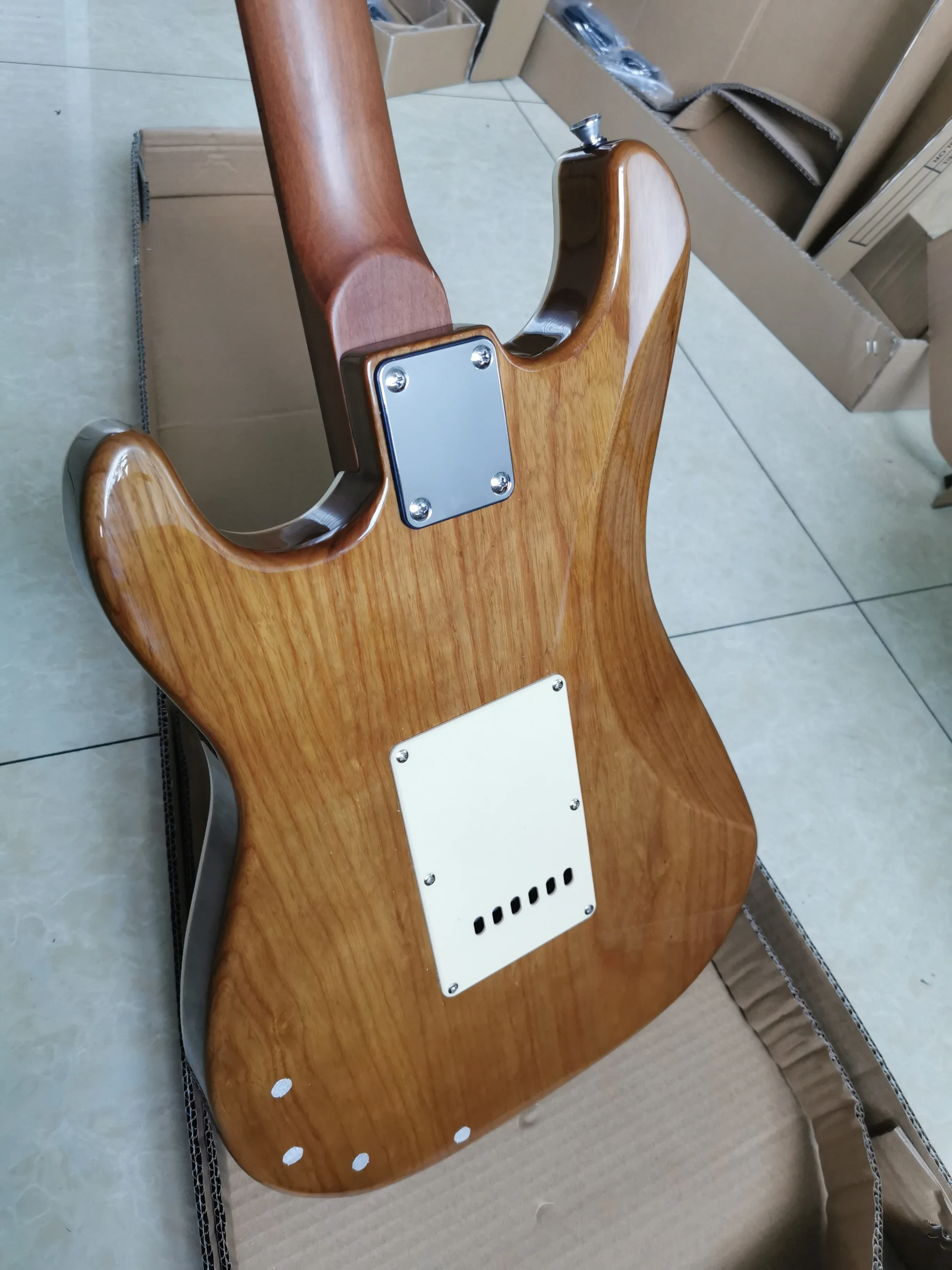 China OEM Custom 6 Strings Ash Wood Electric Guitar