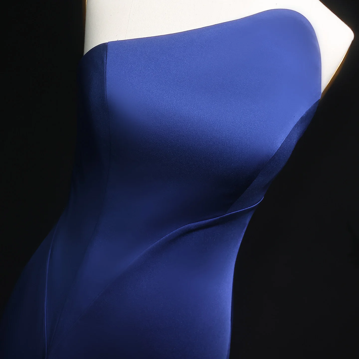 シャロンはエレガントなダークブルーのマーメイドイブニングドレス、シンプルなオフショルダーノースリーブ、女性用ウェディングパーティー2025 SF214カスタマイズと言った。