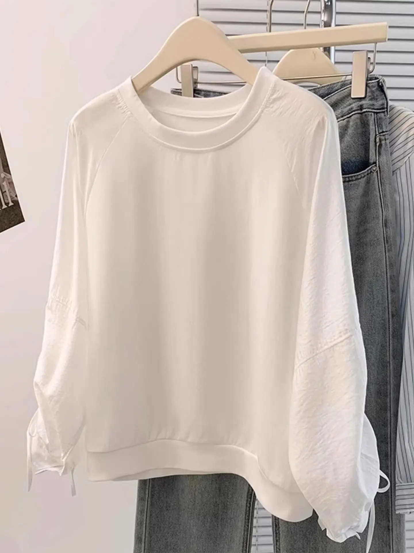 

Утягивающая белая толстовка свободного кроя с длинным светом, модная антивозрастная весна 2026, женская одежда больших размеров, удобный дышащий топ