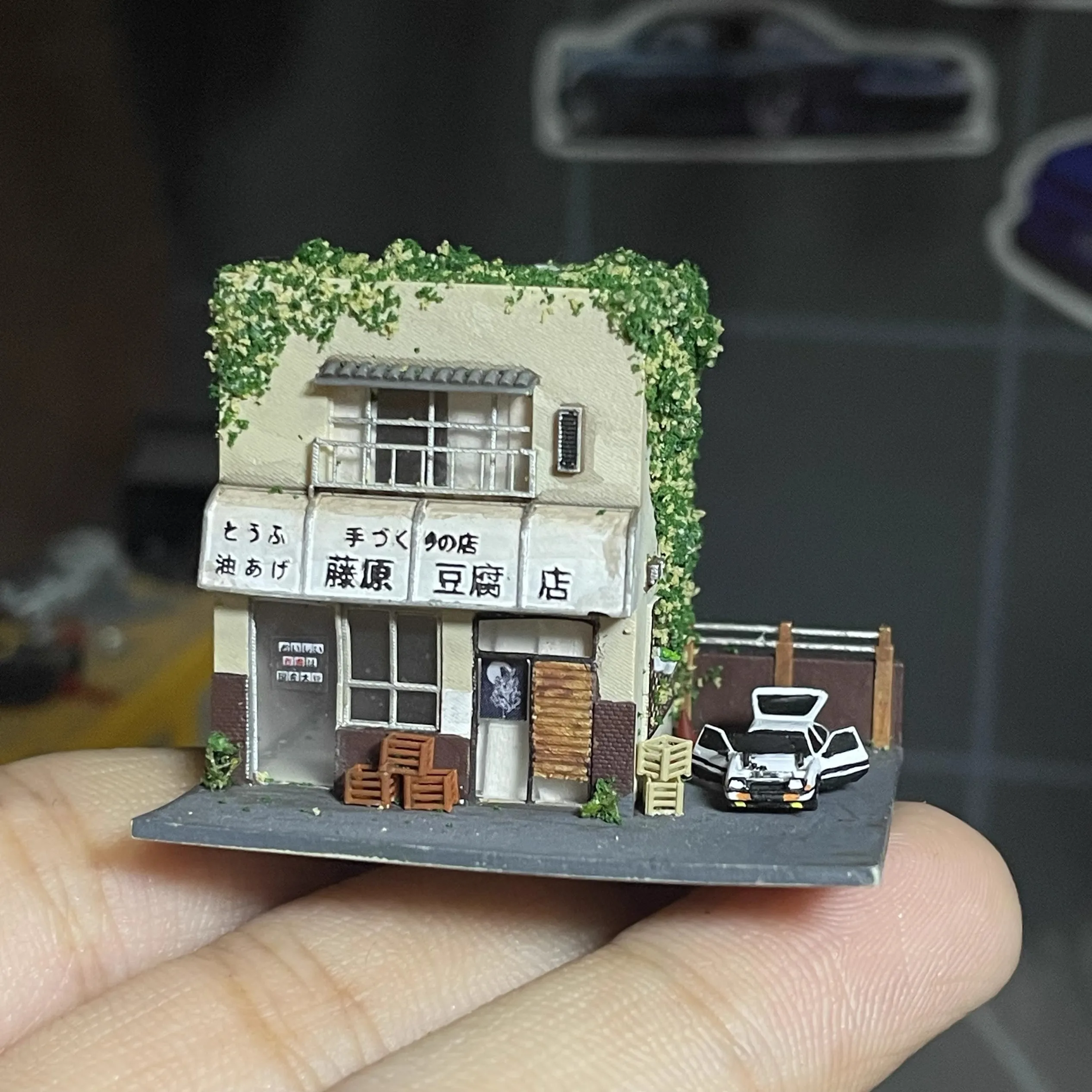 

The 1:300 Model Of Fujiwara Tofu Shop Ae86 Can Be Placed In a 1:64 Scale Scene Diorama Part