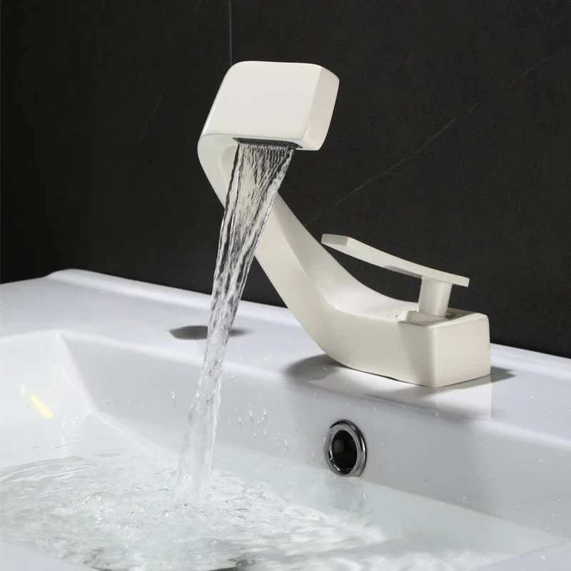 

Модный смеситель для раковины с одной ручкой и одним отверстием, смеситель для горячей и холодной воды, смеситель для ванной комнаты, настенный смеситель