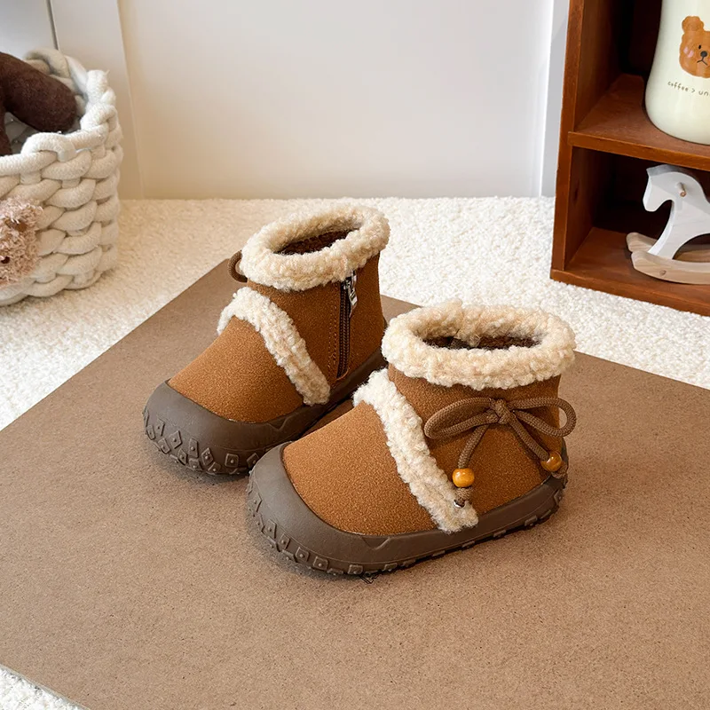 الفتيات أحذية الشتاء 2025 جديد المرقعة فروي الأطفال حذاء من الجلد جولة تو الدافئة لينة الاطفال موضة Bowknot السببية القطن الأحذية
