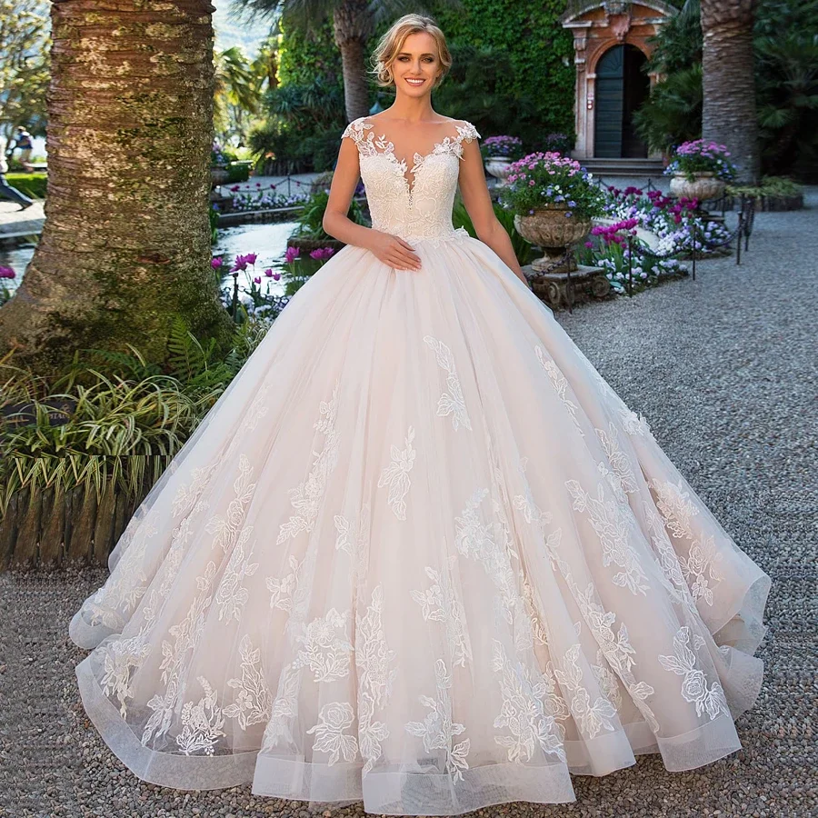 Robe de mariée princesse élégante avec manches cape et appliques en dentelle, 2022