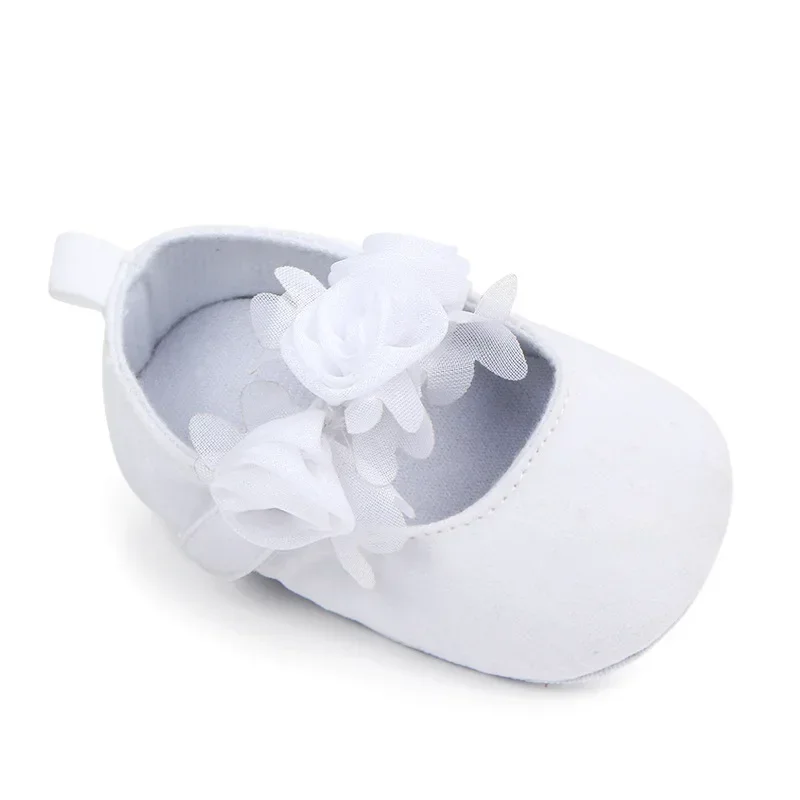 Sapatos de princesa antiderrapantes de sola macia para meninas, lindas flores, moda monocromática, criança infantil, recém-nascidos, berço, primeiros caminhantes