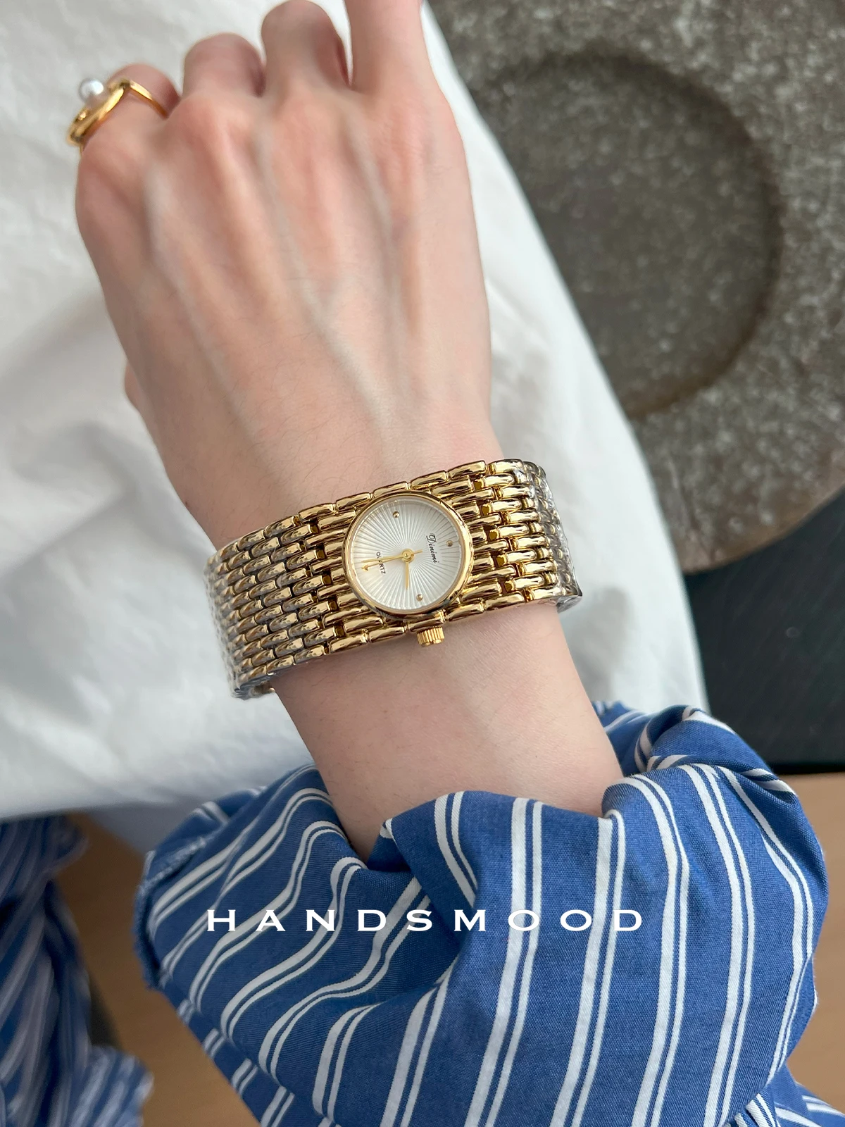 Elegant Women'S Watch, Stylish And Sophisticated, With A Wide Strap, A Gold Finish, Perfect For A Touch Of Understated Luxury.