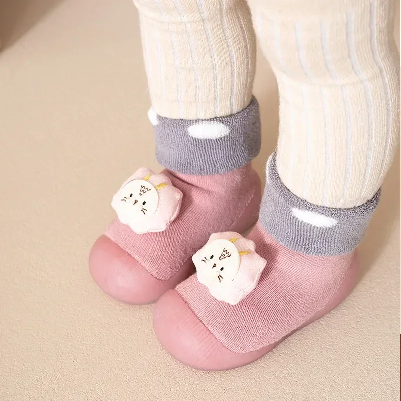 Neue Kleinkindschuhe Baby Soft Bottom Indoor Kinder Bodensocken Schuhe und Socken Verdickte und warme Wintermodelle