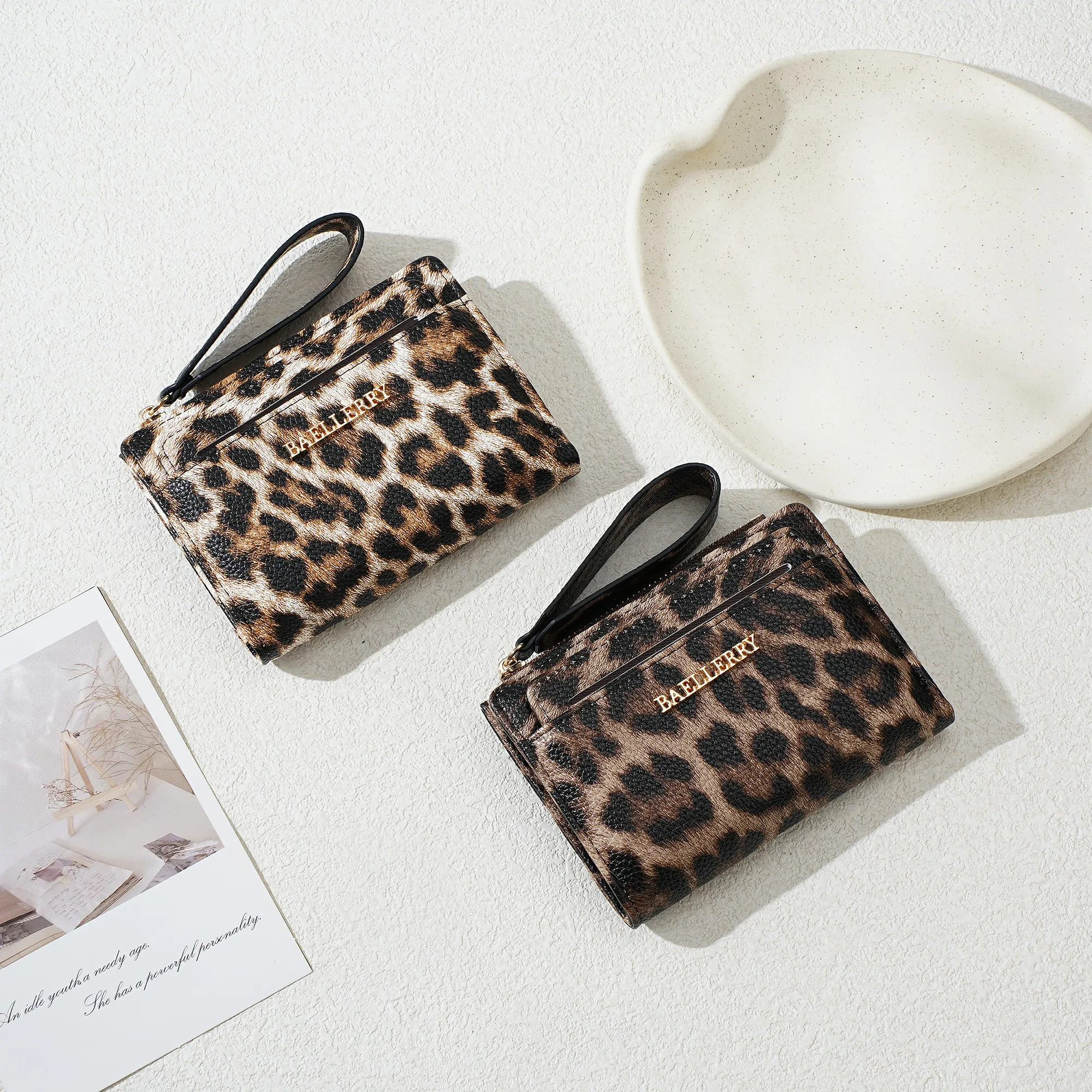 1 Stück - BAELLERRY Damen-Kurzgeldbörse mit Leopardenmuster, Kurzgeldbörse aus PU-Leder, inklusive abnehmbarer Handgelenkschlaufe, Kartenhalter mit mehreren Kartenfächern, Ausweisfenster und Reißverschluss-Münzfach. – Detail 38