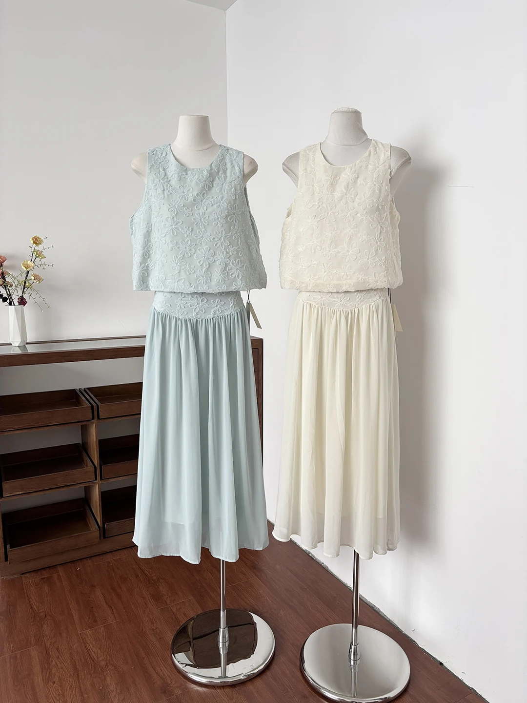 

Elegant Simple Design Sleeveless Vest Mid-Length Women's Dress Stylish Fashion Set High Waist Universal Fit Summer 2026