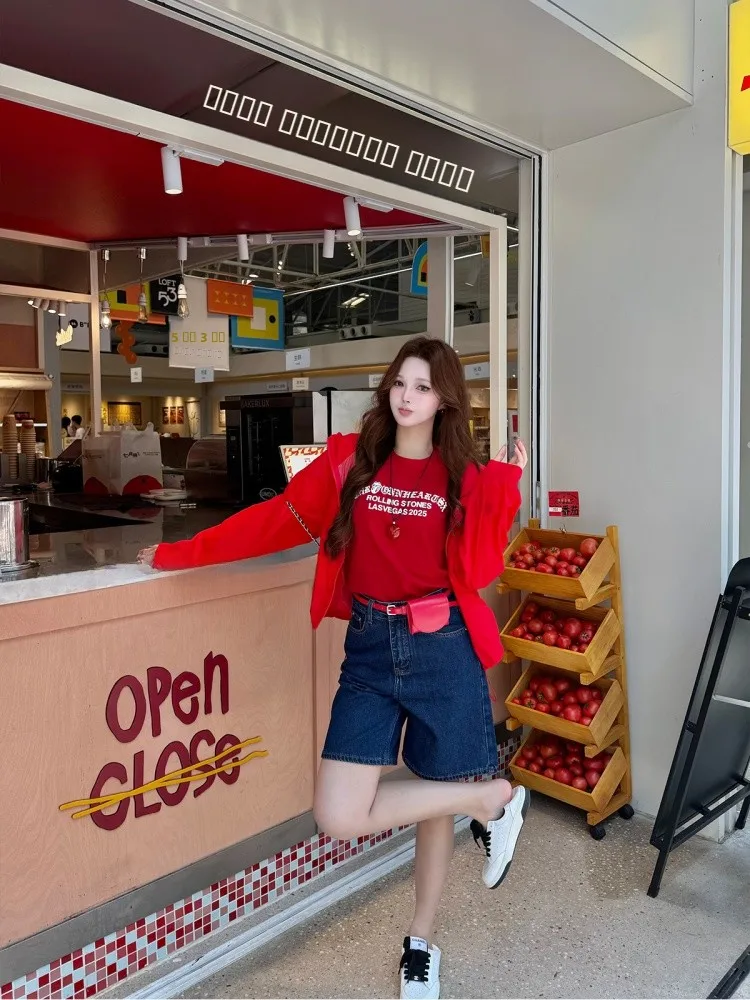 

Джинсы JONIbyBEB: комфортные, темно-синие, средней длины, прямого кроя, женские, летние, универсальные, с большой красной поясной сумкой