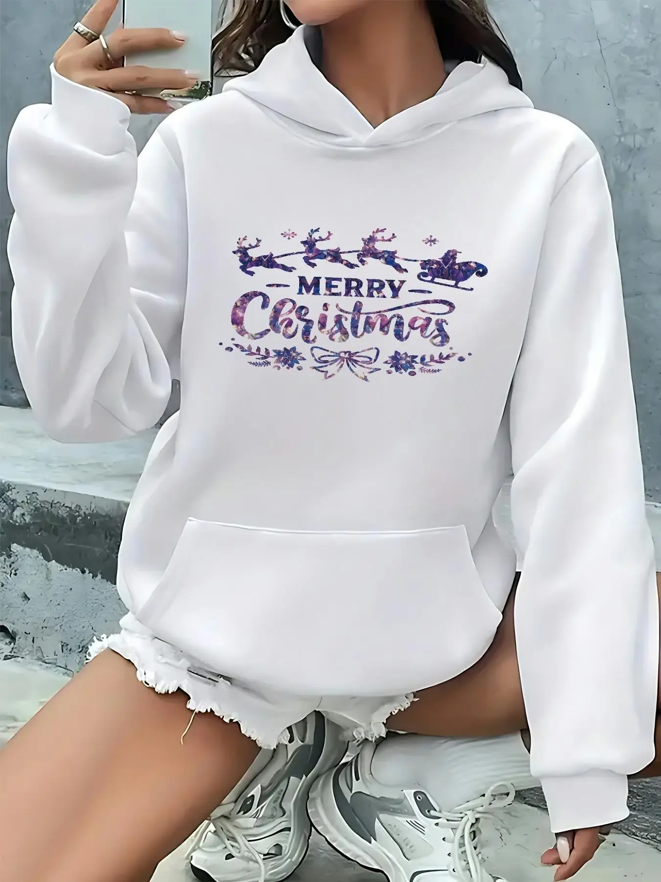 

Женская толстовка с капюшоном, надписью Merry Christmas и принтом Holly Berry — уютная пуловерная толстовка с длинными рукавами, передний карман